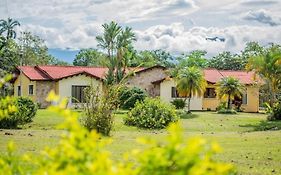 Linda Casa De Verano Con Amplias Zonas Verdes